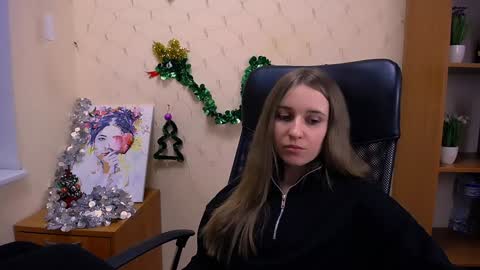 Snapshot of _nicole_new chatting on December 2024 12:44:01 PM Nica online show from December 2024 12:44:01 PM