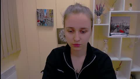 Snapshot of _nicole_new chatting on March 2025 12:44:02 PM Nica online show from March 2025 12:44:02 PM