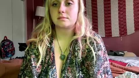 Snapshot of _peaceoutgirlscout_ chatting on October 2025 08:18:01 PM _peaceoutgirlscout_ online show from October 2025 08:18:01 PM