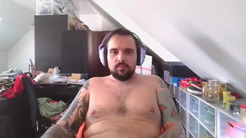 _smiley_bear27 online show from November 2025 05:06:01 AM