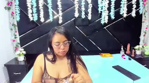 _violeta18_ online show from December 2025 04:00:02 AM