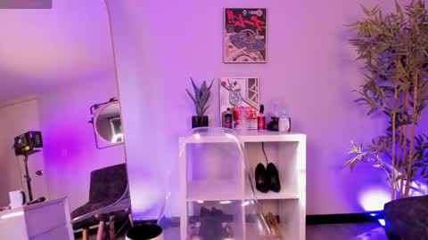 Snapshot of _violeta_owo_ chatting on April 2026 12:29:02 PM Evelyn online show from April 2026 12:29:02 PM
