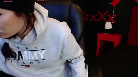 Yuyi online show from January 2025 12:07:01 PM