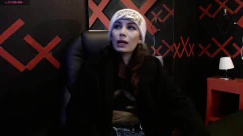 Yuyi online show from January 2025 11:01:01 AM