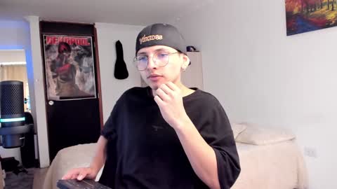 Snapshot of a_lejandro_08 chatting on December 2024 07:03:02 PM alejo online show from December 2024 07:03:02 PM