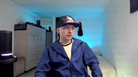 Snapshot of a_lejandro_08 chatting on December 2024 06:26:02 PM alejo online show from December 2024 06:26:02 PM