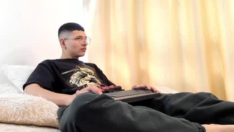 Snapshot of a_lejandro_08 chatting on December 2024 07:51:01 PM alejo online show from December 2024 07:51:01 PM