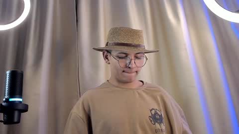 Snapshot of a_lejandro_08 chatting on February 2025 07:07:02 AM alejo online show from February 2025 07:07:02 AM