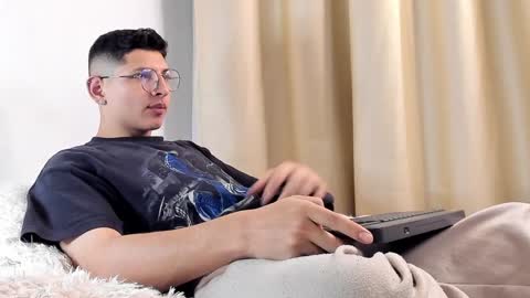 Snapshot of a_lejandro_08 chatting on February 2025 06:33:01 AM alejo online show from February 2025 06:33:01 AM