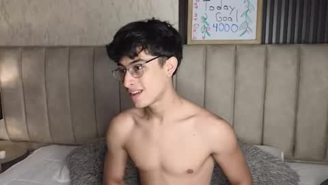 Snapshot of aaron_eze chatting on January 2026 09:31:01 PM Aaron Ezequiel online show from January 2026 09:31:01 PM