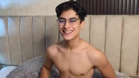 Snapshot of aaron_eze chatting on January 2026 12:25:02 AM Aaron Ezequiel online show from January 2026 12:25:02 AM