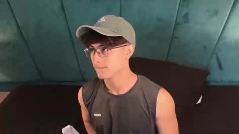 Snapshot of aaron_eze chatting on April 2026 12:43:01 PM Aaron Ezequiel online show from April 2026 12:43:01 PM
