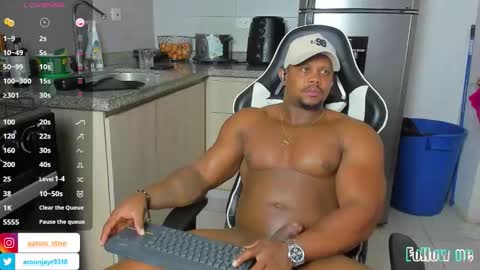 Aaron online show from December 2025 02:02:02 PM