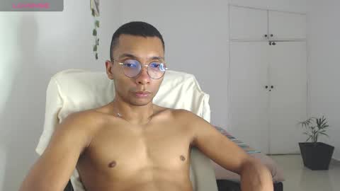 Snapshot of aaronblack1_ chatting on January 2025 06:43:01 PM Heyy my name is Aaron online show from January 2025 06:43:01 PM
