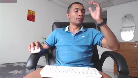 Heyy my name is Aaron online show from November 2025 02:43:02 PM