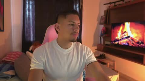 Snapshot of aaronfox_ chatting on May 2026 02:45:01 PM AARON online show from May 2026 02:45:01 PM