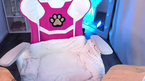 Lily online show from April 2026 05:37:01 PM