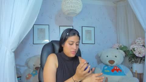 Snapshot of abriill_2 chatting on April 2026 07:33:01 PM ABRIL online show from April 2026 07:33:01 PM