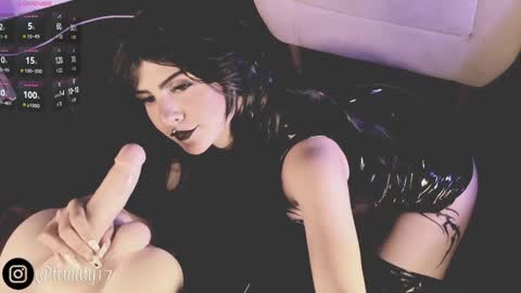 Snapshot of abril__colen chatting on December 2024 01:07:02 PM April online show from December 2024 01:07:02 PM