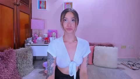 Snapshot of abrilrussell_ chatting on June 2026 07:57:01 AM Abril online show from June 2026 07:57:01 AM
