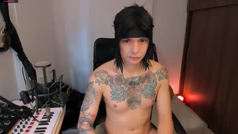 Snapshot of adam_rocket chatting on October 2025 01:34:01 PM  Adam online show from October 2025 01:34:01 PM