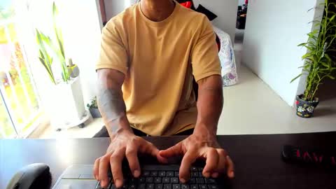 Adam Valencia online show from November 2025 08:07:01 PM