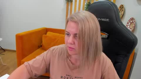 Snapshot of adeleravelle chatting on June 2026 06:07:01 AM AdeleRavelle online show from June 2026 06:07:01 AM