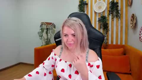 Snapshot of adeleravelle chatting on July 2026 05:13:01 AM AdeleRavelle online show from July 2026 05:13:01 AM