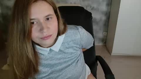 adelinalawson online show from April 2026 06:19:01 AM