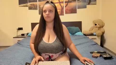 Snapshot of adellineee chatting on June 2026 08:33:02 PM Adellineee online show from June 2026 08:33:02 PM