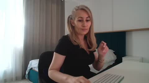 Snapshot of adellynrose chatting on June 2026 04:31:01 PM Adellyn online show from June 2026 04:31:01 PM