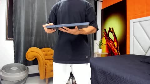   online show from November 2025 05:52:01 PM