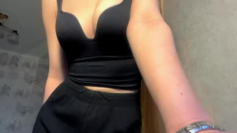 Caroline online show from April 2026 02:33:01 PM