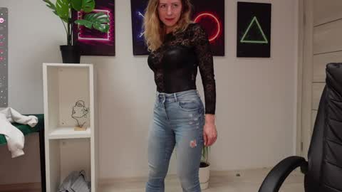 Agelina Lilly Laura online show from February 2025 07:20:01 AM