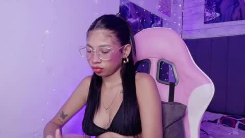 Snapshot of aida_mom chatting on July 2026 11:43:02 PM Aida online show from July 2026 11:43:02 PM