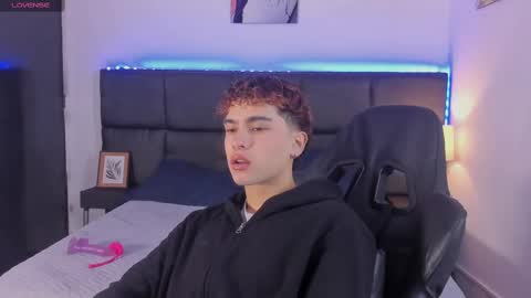 Aiden  online show from October 2025 12:04:02 PM