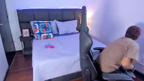 Aiden  online show from December 2025 01:05:02 PM