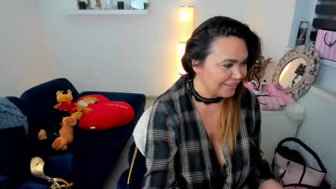 Snapshot of aileen_stone chatting on February 2025 06:43:02 PM Aileen online show from February 2025 06:43:02 PM