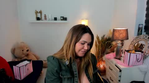 Snapshot of aileen_stone chatting on February 2025 06:26:02 PM Aileen online show from February 2025 06:26:02 PM