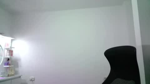 Snapshot of aineangeel chatting on November 2025 12:32:01 AM AINE online show from November 2025 12:32:01 AM