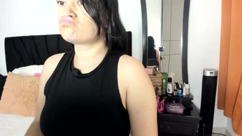 Snapshot of akanekihm chatting on May 2026 10:01:02 AM MIRANDA online show from May 2026 10:01:02 AM