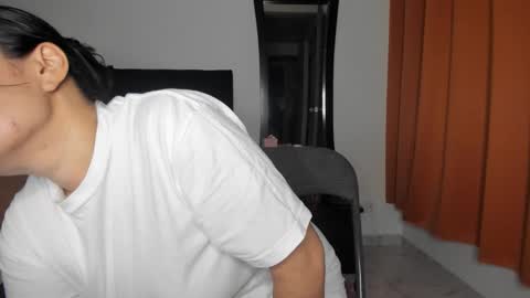 Snapshot of akanekihm chatting on May 2026 09:04:01 AM MIRANDA online show from May 2026 09:04:01 AM