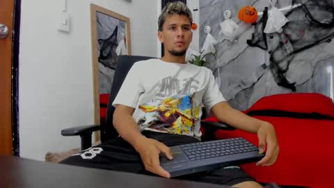 Alan Smith  online show from October 2025 08:40:02 PM