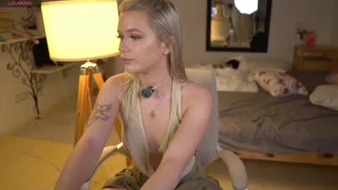 Lexi online show from November 2025 04:00:01 AM