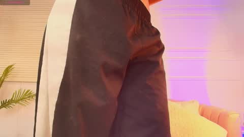 Alejandra  online show from December 2025 12:32:02 PM