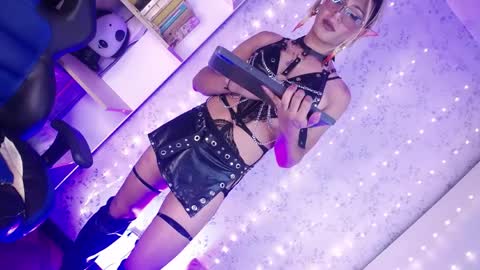 alexaavandercloude online show from April 2026 08:02:02 PM