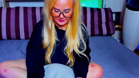 Snapshot of alexalavibes chatting on October 2025 07:37:02 AM AlexaLaVibes online show from October 2025 07:37:02 AM