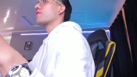 alexgiraldo__ online show from October 2025 12:01:02 PM