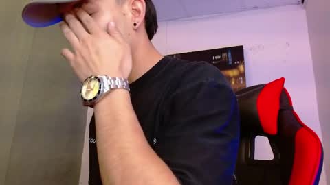Snapshot of alexgiraldo__ chatting on May 2026 12:01:02 PM alexgiraldo__ online show from May 2026 12:01:02 PM