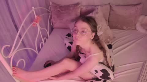 Snapshot of alice_kinky_girl chatting on March 2025 05:33:01 PM Alice online show from March 2025 05:33:01 PM